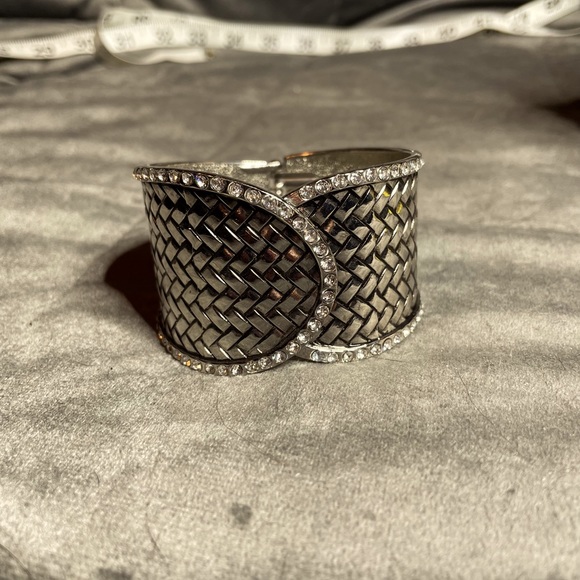ELEGANT CUFF BRACELET - Picture 6 of 8